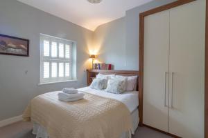 a bedroom with a bed with towels on it at GuestReady - Opulence Malahide Seaside Cottage in Malahide