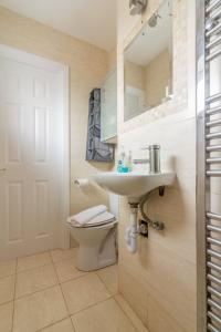 a bathroom with a sink and a toilet at GuestReady - A charming place near Golf Centre in Dublin