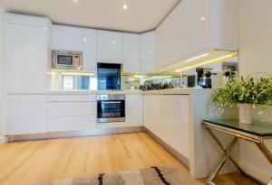 GuestReady - Impressionante Flat com Vista Terraço的厨房或小厨房