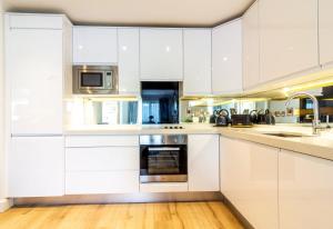 GuestReady - Impressionante Flat com Vista Terraço的厨房或小厨房