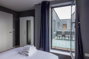 una camera con un letto e una grande finestra di GuestReady - Royal Canal Park Chic Getaway a Dublino