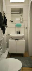 La salle de bains est pourvue d'un lavabo blanc et de toilettes. dans l'établissement PRIVATE ROOM in a Shared Cozy Flat, à Düsseldorf