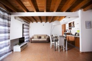 a kitchen and living room with a table and chairs at Montesanto 13 in Palermo