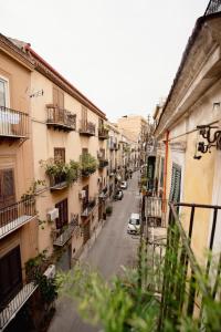 una strada cittadina con edifici e un'auto parcheggiata sulla strada di Montesanto 13 a Palermo
