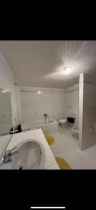 ein Badezimmer mit einer Badewanne, einem WC und einem Waschbecken in der Unterkunft Comfort House in Olbia