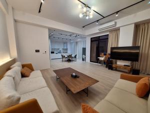 台南包棟 - 澤居 في آنبينغ: غرفة معيشة مع أريكة وطاولة