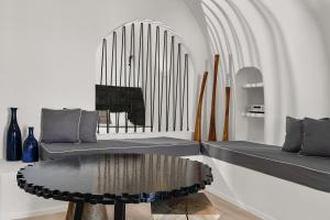 una sala de estar con un órgano grande y una mesa en Mill Houses New Elegant Suites en Firostefani