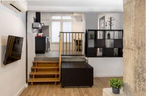 サラウツにあるEgona -Apartamentos Itxaropena Zarautzの階段付きの部屋の階段