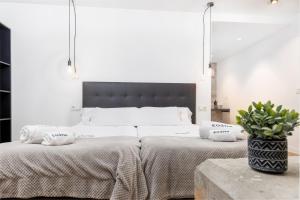 サラウツにあるEgona -Apartamentos Itxaropena Zarautzのベッドルーム1室(大型ベッド1台、枕2つ付)