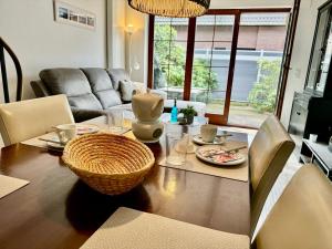 un salon avec une table et un canapé dans l'établissement Strandlöper Ferienhaus, à Dangast