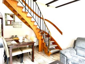 - un salon avec une table en bois et un escalier dans l'établissement Strandlöper Ferienhaus, à Dangast