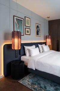 1 dormitorio con 1 cama grande y 2 lámparas en Radisson Collection Hotel, Santa Sofia Milan, en Milán