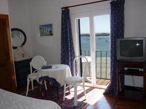 1 dormitorio con 1 cama y balcón con vistas al océano en Hotel Port-Lligat, en Cadaqués