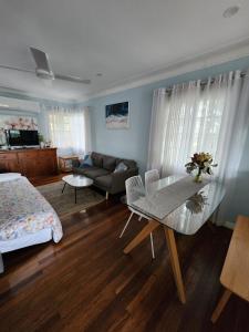 Χώρος καθιστικού στο OXLEY Mineral Pool & Private Home suburbanSTAY