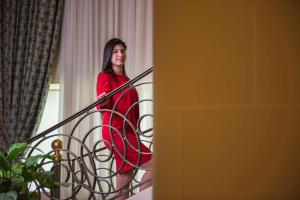 فندق كمبنسكي النيل في القاهرة: امرأة ترتدي ثوب احمر تمشي على درج