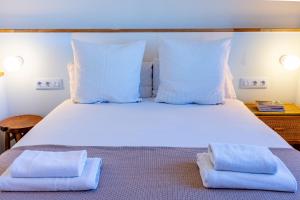 een slaapkamer met een groot bed en 2 handdoeken bij Factory Apartments Barcelona in Barcelona