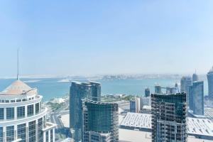 uma vista aérea de uma cidade com edifícios altos em Kempinski Residences & Suites, Doha em Doha