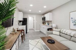Modern Duplex, Centrally Located! في هانوفر: غرفة معيشة مع أريكة بيضاء ومطبخ