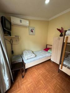 Rúm í herbergi á TJ+ Hostel