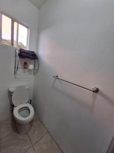 グロス・アイレットにあるAckee Green Rental - 2 bedroom 1 bathroomの白いバスルーム(トイレ、窓付)