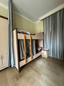Rúm í herbergi á TJ+ Hostel