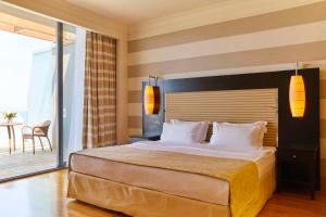 薩武德里亞的住宿－克羅地亞伊斯特拉亞得里亞海凱賓斯基酒店，一间带大床的卧室和一个阳台