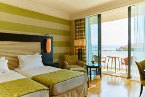 薩武德里亞的住宿－克羅地亞伊斯特拉亞得里亞海凱賓斯基酒店，酒店客房设有两张床和一个阳台。