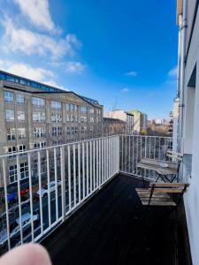 un balcone con panchina e un edificio di Central City West a Berlino