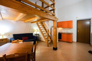 een woonkamer met een bank en een tafel en een keuken bij Hola Cathedral House in Palermo