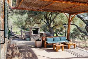 une terrasse avec un canapé bleu et une table dans l'établissement Bergerie de Charme Pedi Lione, à Calenzana