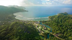 een luchtzicht op een strand en de oceaan bij Kempinski Seychelles Resort in Baie Lazare Mahé