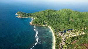 una vista aerea di un'isola nell'oceano di Kempinski Seychelles Resort a Baie Lazare Mahé