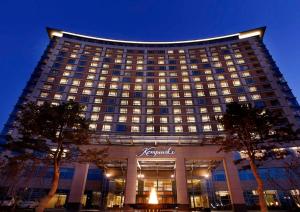 un grand bâtiment avec un panneau à l'avant dans l'établissement Kempinski Hotel Yinchuan, à Yinchuan