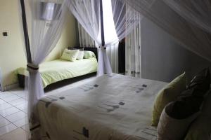 Łóżko lub łóżka w pokoju w obiekcie HOTEL LE GRAND PALAIS