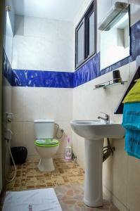 een badkamer met een toilet en een wastafel bij HOTEL LE GRAND PALAIS in Fianarantsoa