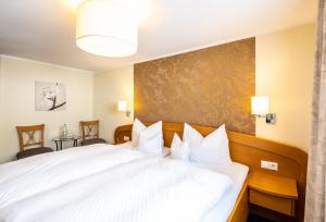 En eller flere senge i et værelse på Gasthaus Assenmacher + 29 billeder