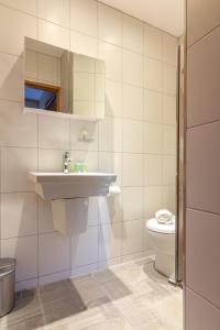 uma casa de banho com um lavatório e um WC em GuestReady - Glasnevin Charm near DCU em Dublin