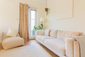 sala de estar con sofá blanco y silla en GuestReady - Tranquil retreat in Chapelizod, en Dublín