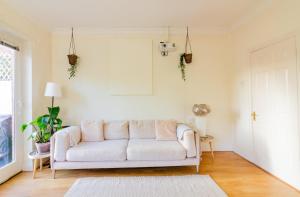 GuestReady - Tranquil retreat in Chapelizod في دبلن: غرفة معيشة مع أريكة بيضاء في غرفة
