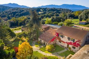 an aerial view of a house with a yard at Auberge A Pignata in Levie