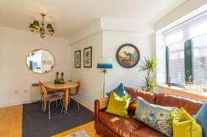 a living room with a couch and a table at GuestReady - Lively Apt near Dublin Castle in Dublin