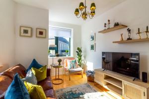 a living room with a couch and a television at GuestReady - Lively Apt near Dublin Castle in Dublin