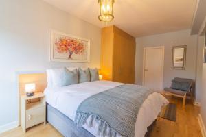 a bedroom with a large bed and a chair at GuestReady - Lively Apt near Dublin Castle in Dublin