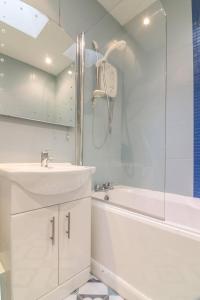 Koupelna v ubytování GuestReady - Coastal Charm near Sandymount Beach