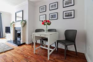 Posezení v ubytování GuestReady - Coastal Charm near Sandymount Beach + 21 fotografií