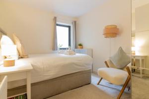 a bedroom with a bed and a desk and a chair at GuestReady - City Centre Bliss in Temple Bar in Dublin