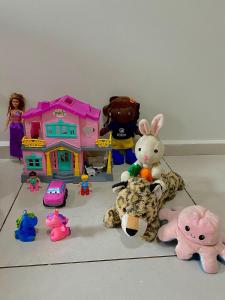 a group of toys are sitting on the floor at Apartamento Lótus Ar Cond Pertinho FIG e Centro in Garanhuns