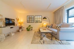 a living room with a couch and a tv at GuestReady - City Centre Bliss in Temple Bar in Dublin