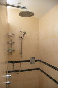 Bathroom sa GuestReady - Epitome of Luxury near Shankill Beach