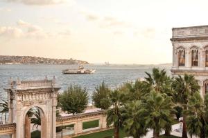 伊斯坦堡的住宿－伊斯坦布爾塞拉宮凱賓斯基酒店，建筑物前的水中船只